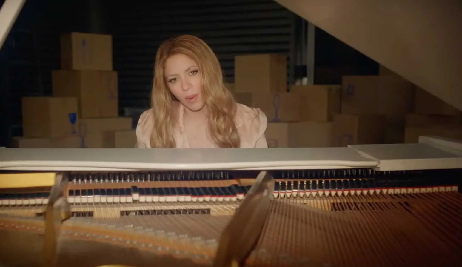 Shakira lança clipe de 'Acróstico' com a participação dos filhos Lorena Bueri