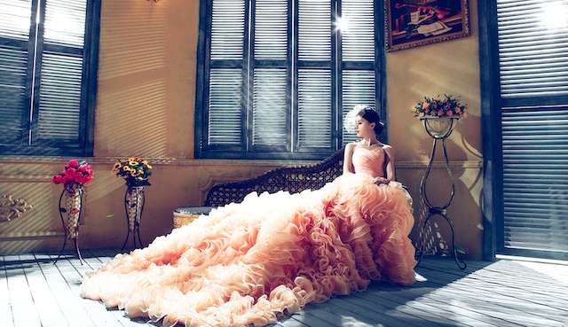 A escolha do vestido ideal é o primeiro item na lista de um casamento Lorena Bueri