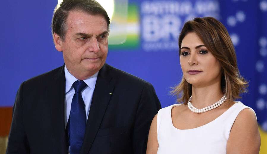 Defesa de Bolsonaro afirma que Michelle utilizava cartão da amiga por marido ser “pão-duro” Lorena Bueri