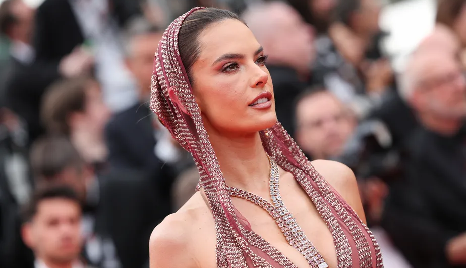 Festival Cannes: look bordado de Alessandra Ambrósio atrai todos os olhares  Lorena Bueri
