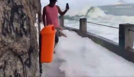 Onda atinge homens que filmavam ressaca do mar no Mirante do Leme Lorena Bueri