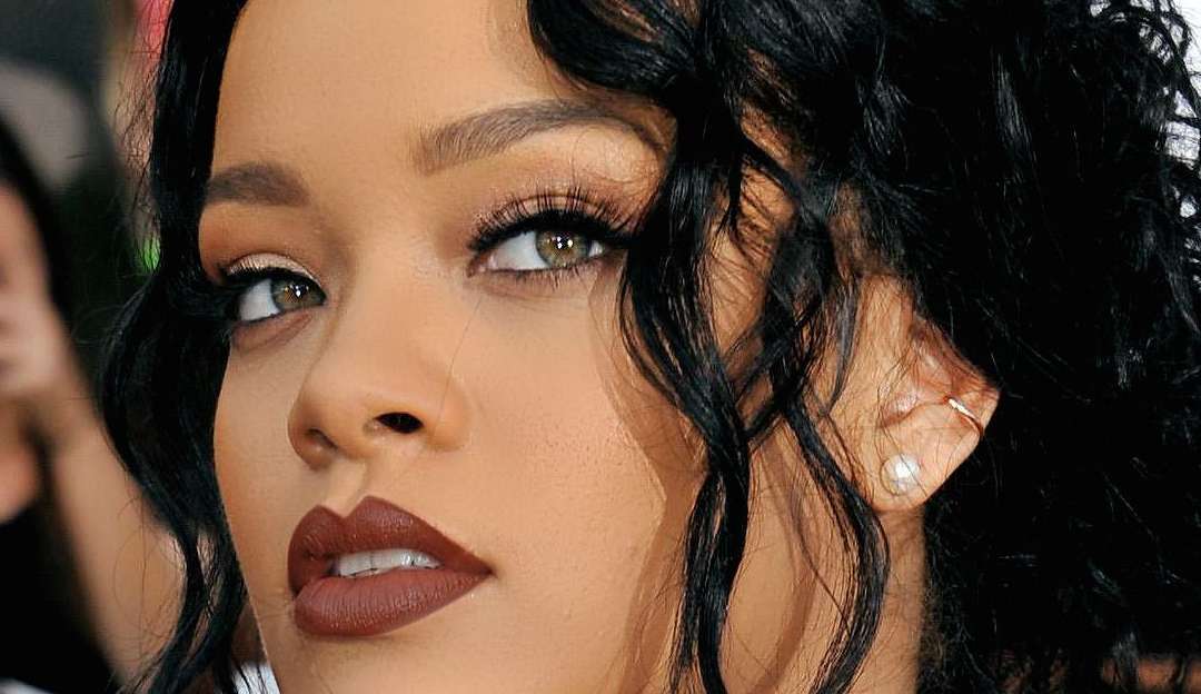 Rihanna faz TBT e exibe fotos sensuais grávida nas redes sociais Lorena Bueri