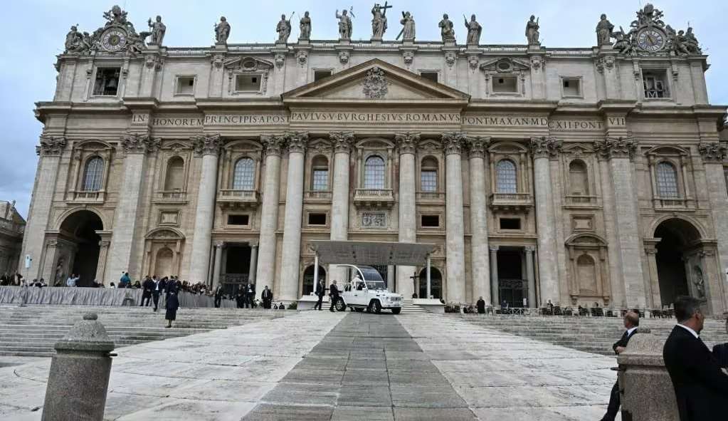 Homem é preso após tentar invadir o Vaticano com carro em alta velocidade Lorena Bueri