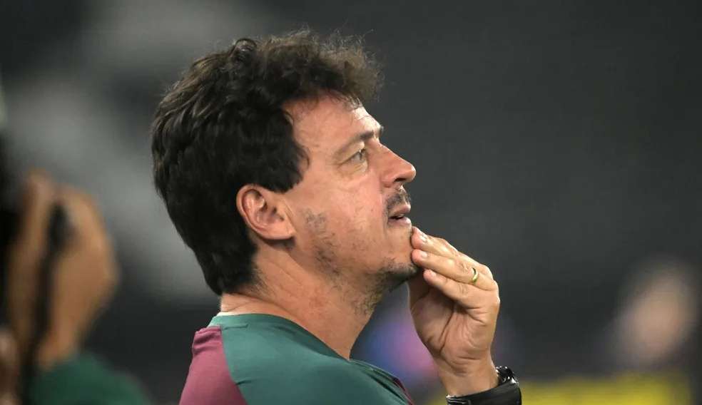 Erro do quarto árbitro gera reclamação na comissão técnica do Fluminense Lorena Bueri