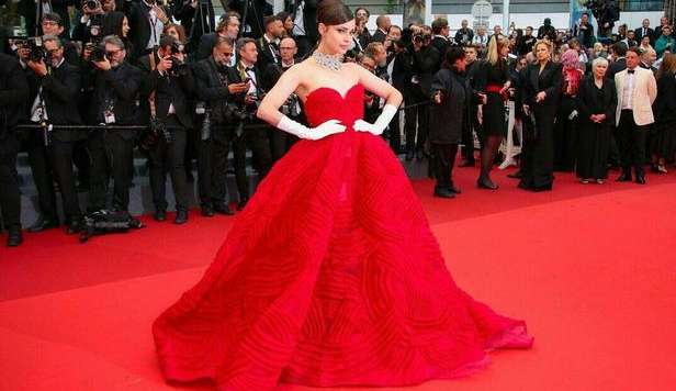  Os melhores looks em vermelho no festival de Cannes em 2023 Lorena Bueri