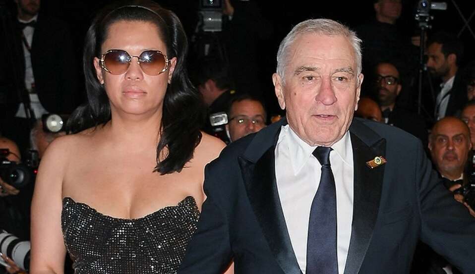 Robert De Niro e namorada vão a evento em primeira aparição pública como casal  Lorena Bueri