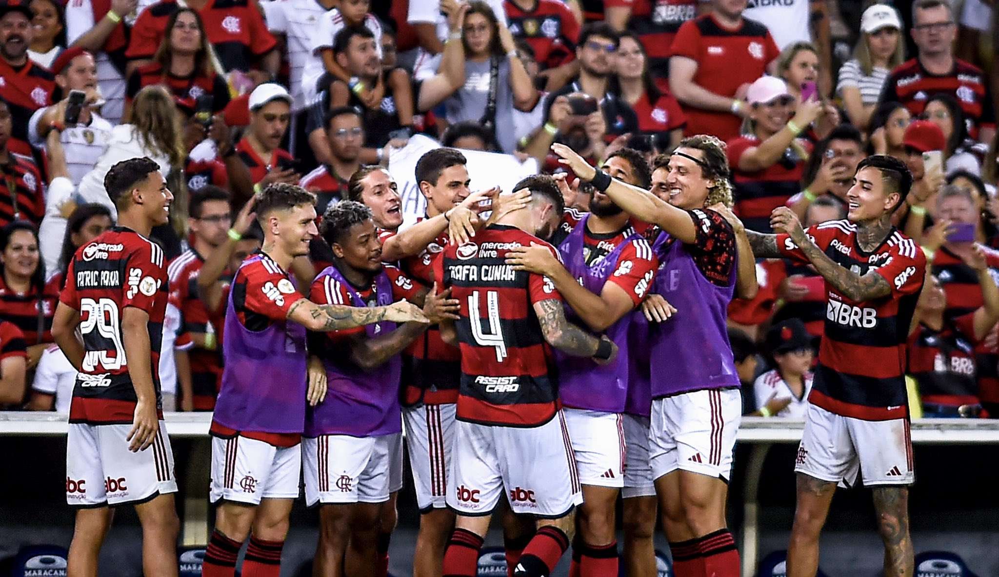 Com gol no sacrifício, Flamengo derrota o Corinthians no Maracanã Lorena Bueri