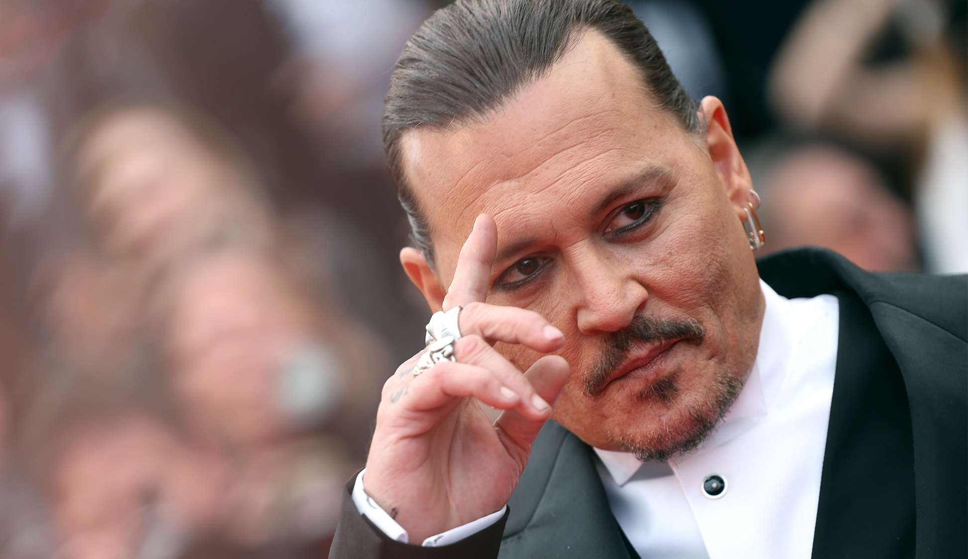 Johnny Depp chama atenção com seu visual rejuvenescido no Festival de Cannes Lorena Bueri