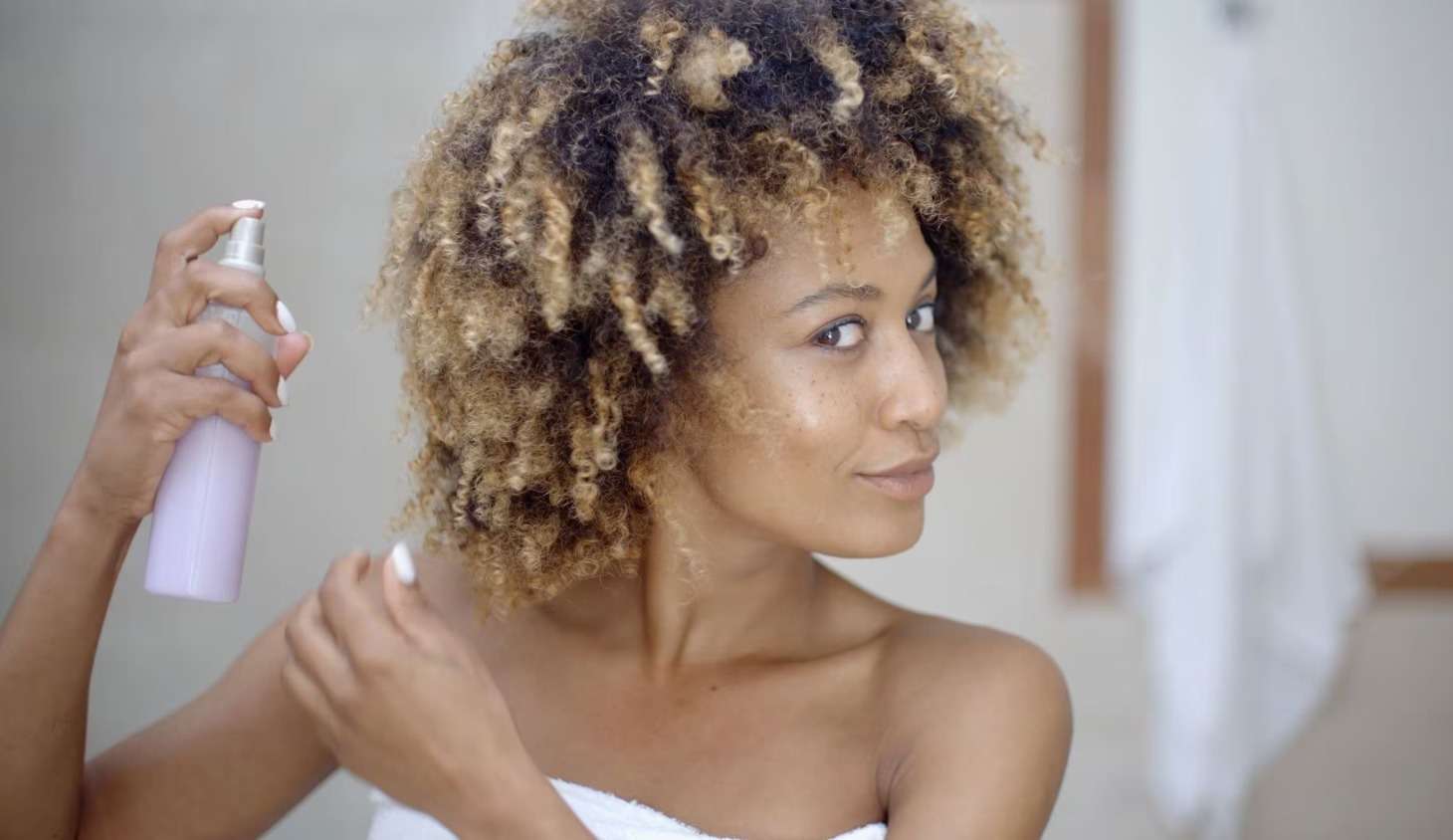 Perfume capilar: conheça o hair mist e saiba como utilizá-lo Lorena Bueri