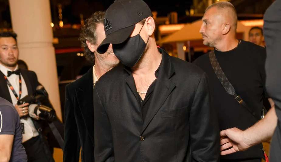 Leonardo DiCaprio é visto deixando hotel ao lado de empresária