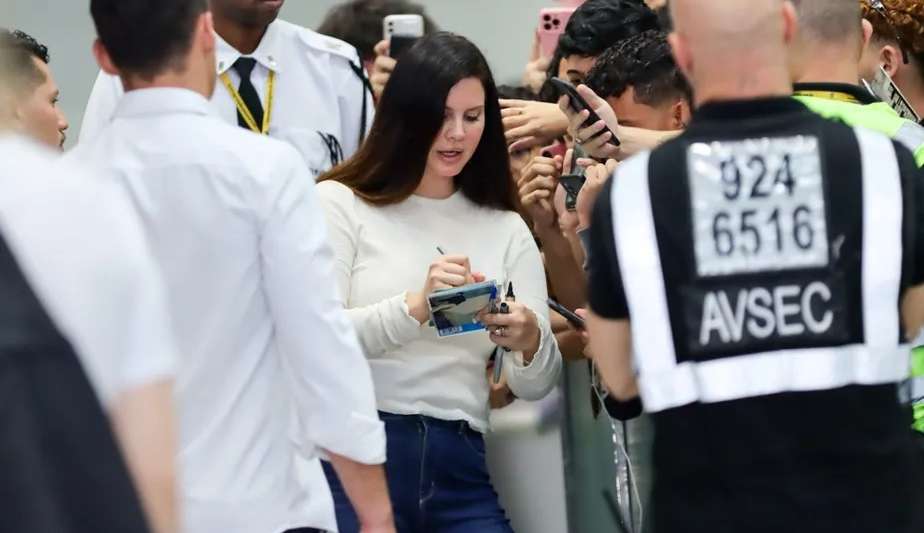 Lana Del Rey desembarca no Brasil e canta com os fãs em aeroporto do Rio de Janeiro Lorena Bueri