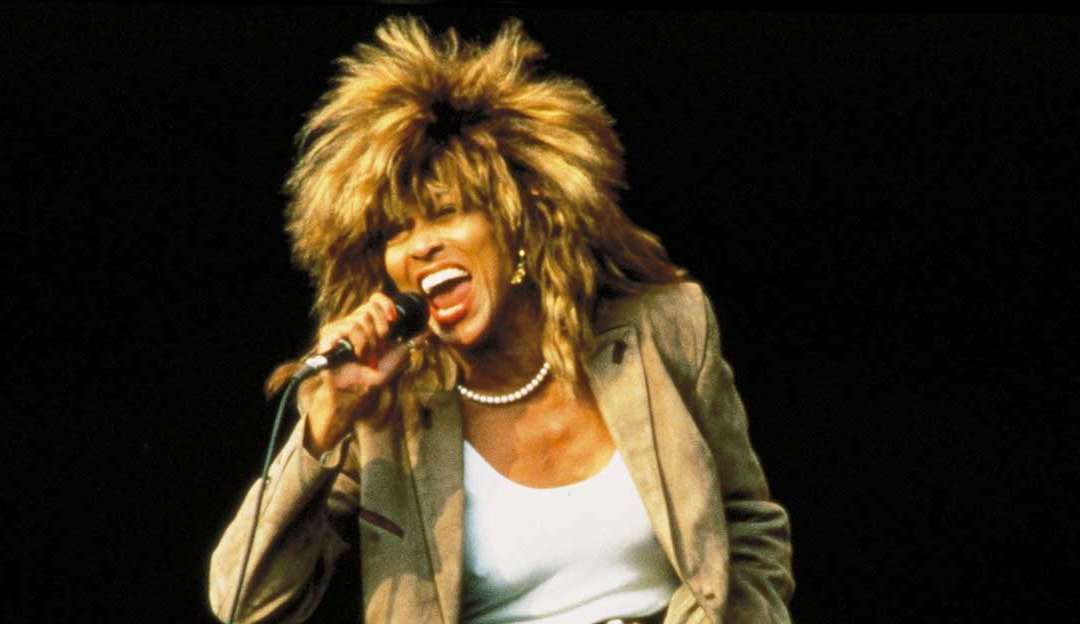 Do rock ao glamour: os looks emblemáticos de Tina Turner que marcaram época Lorena Bueri