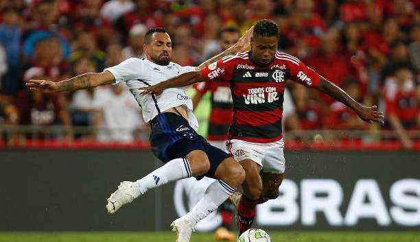No maracanã, Flamengo e Cruzeiro ficam no empate Lorena Bueri