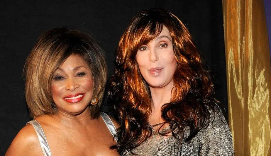  Cher dá detalhes exclusivos de seus últimos momentos com Tina Turner 