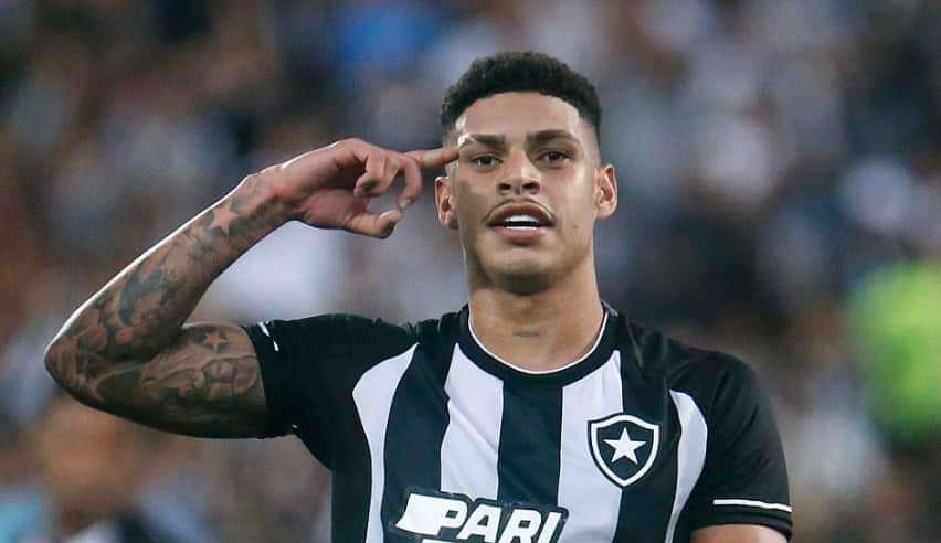Botafogo isola na liderança do Brasileirão com vitória sobre o América-MG