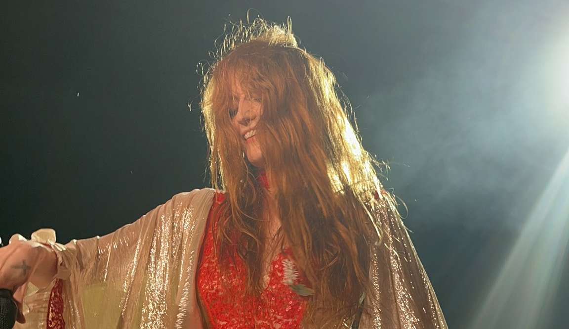 Florence Welch faz pedido inusitado ao publico durante apresentação no Mita Lorena Bueri