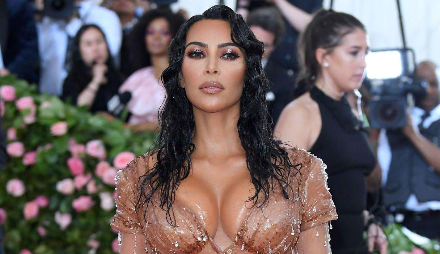 Kim Kardashian revela truque utilizado em suas peças de roupa  Lorena Bueri