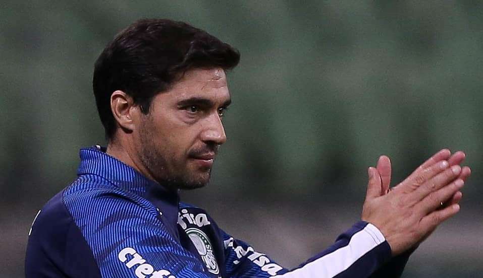 Técnico do Palmeiras, Abel Ferreira, pode ser denunciado pelo STJD por tomar celular da mão de jornalista Lorena Bueri