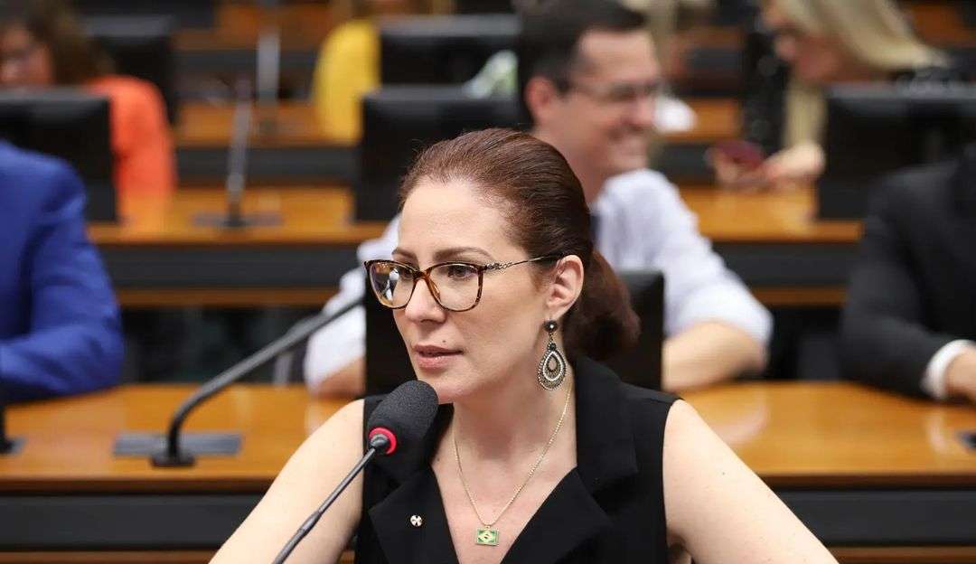 Carla diz estar preocupada com possível cassação após afastamento de Bolsonaro Lorena Bueri