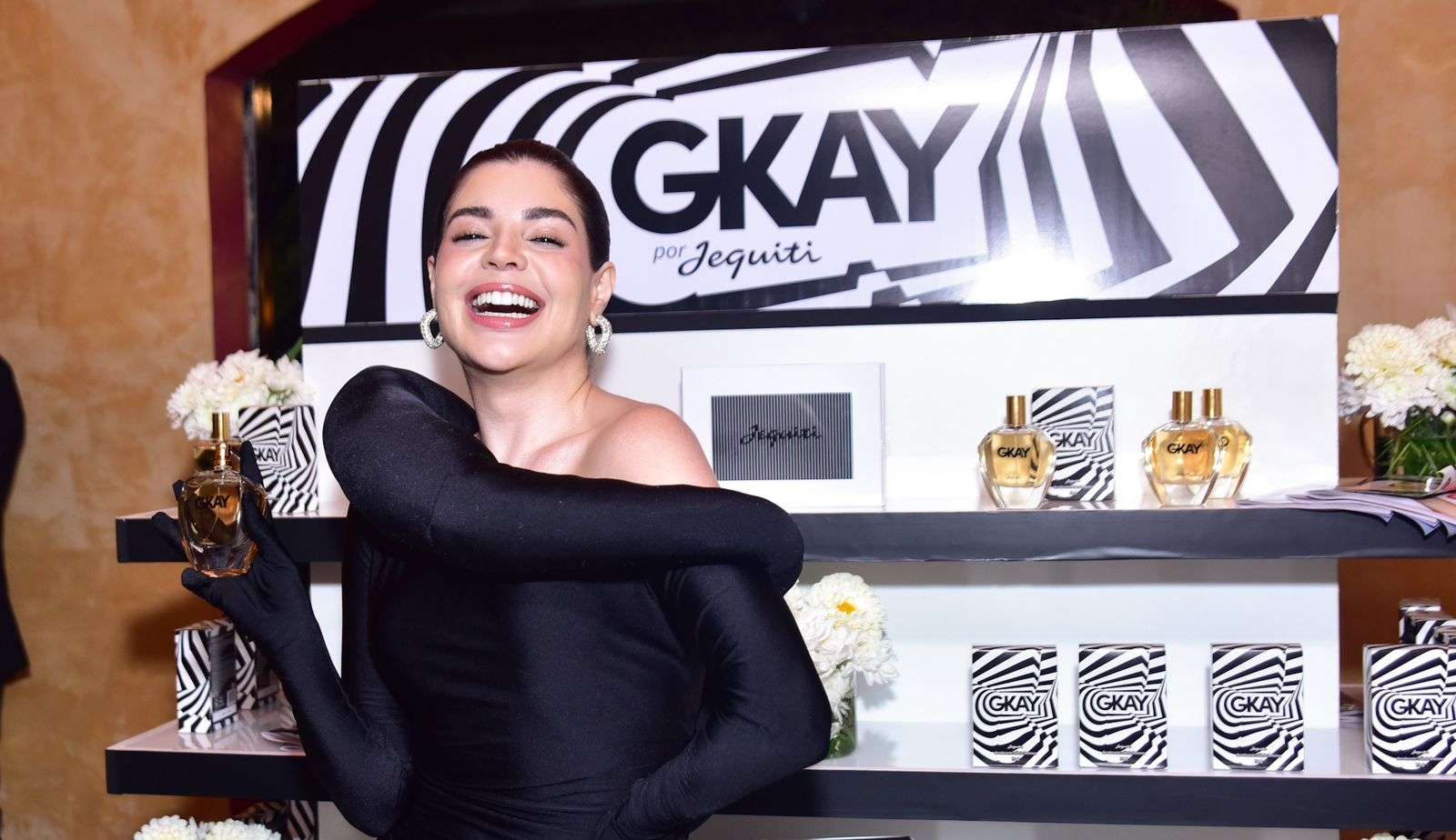 Gkay lança perfume em evento fashion Lorena Bueri