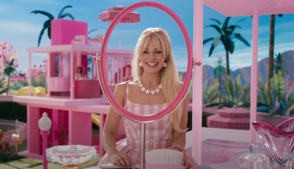 Filme da Barbie proporciona escassez de tinta rosa, diz diretora Lorena Bueri