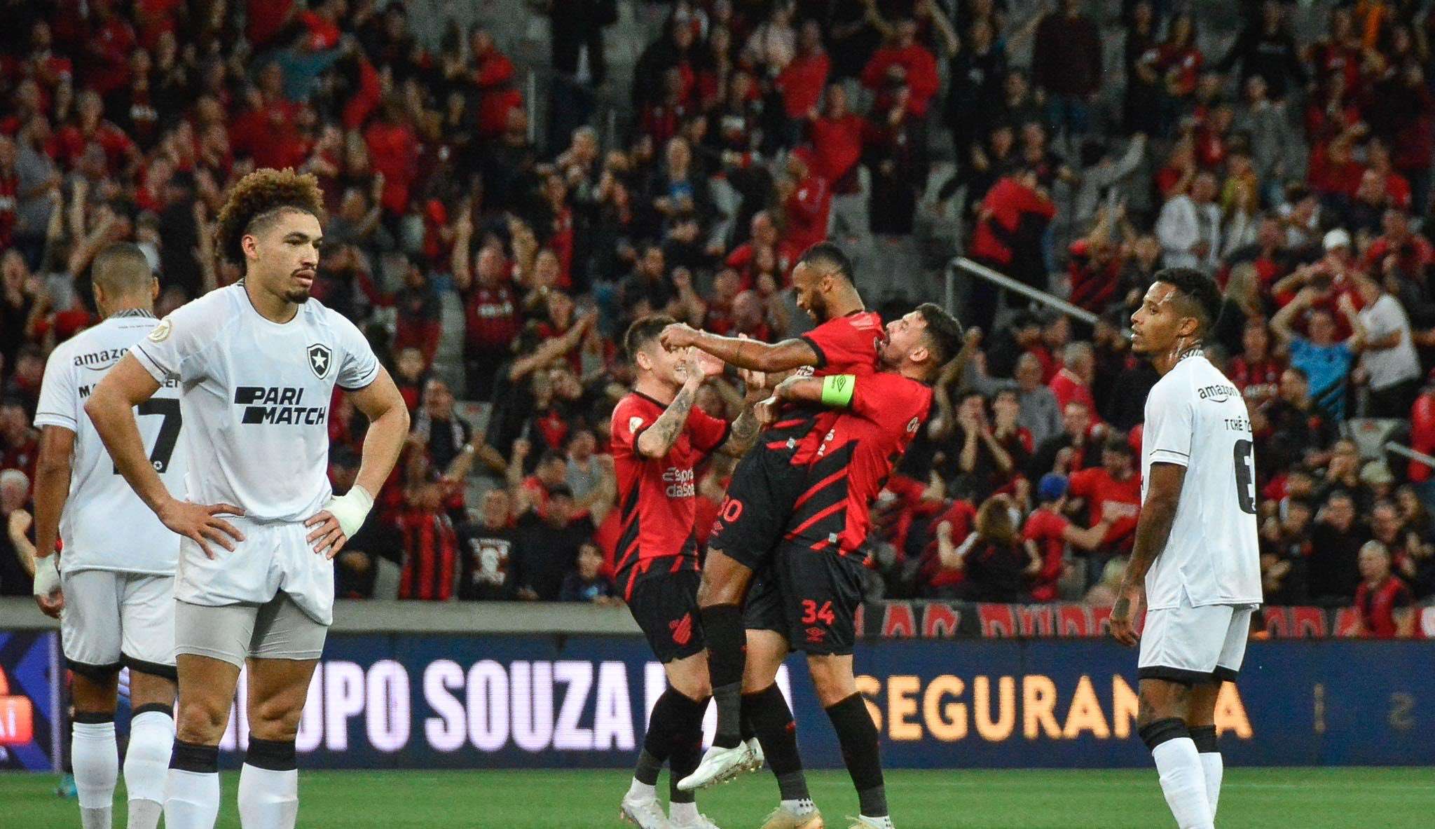 Athlético encerra sequência de derrotas e vence o Botafogo no reencontro