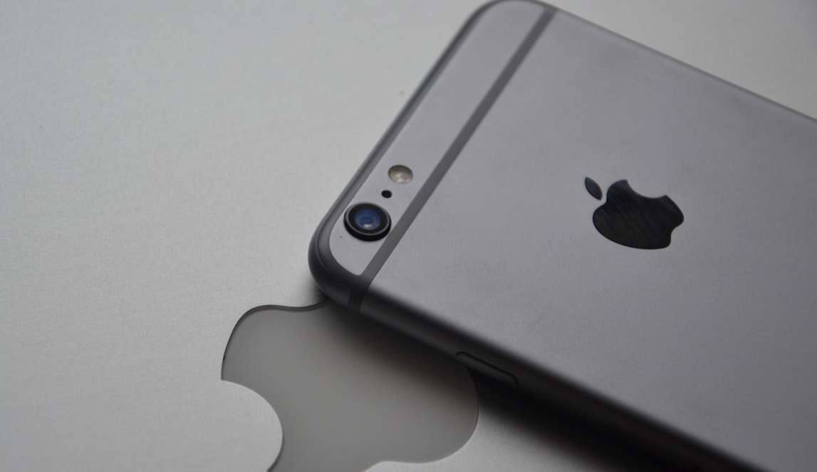 Saiba por que a Apple está em disputa judicial pela marca iPhone no Brasil  Lorena Bueri