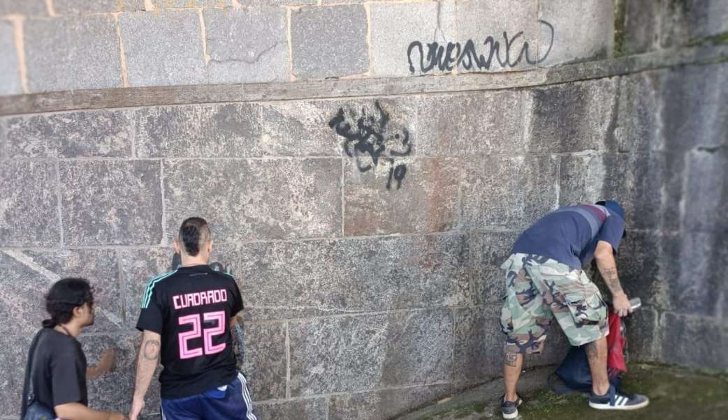 Colombianos limpam muro do Cristo Redentor, após prisão por picharem o monumento  Lorena Bueri