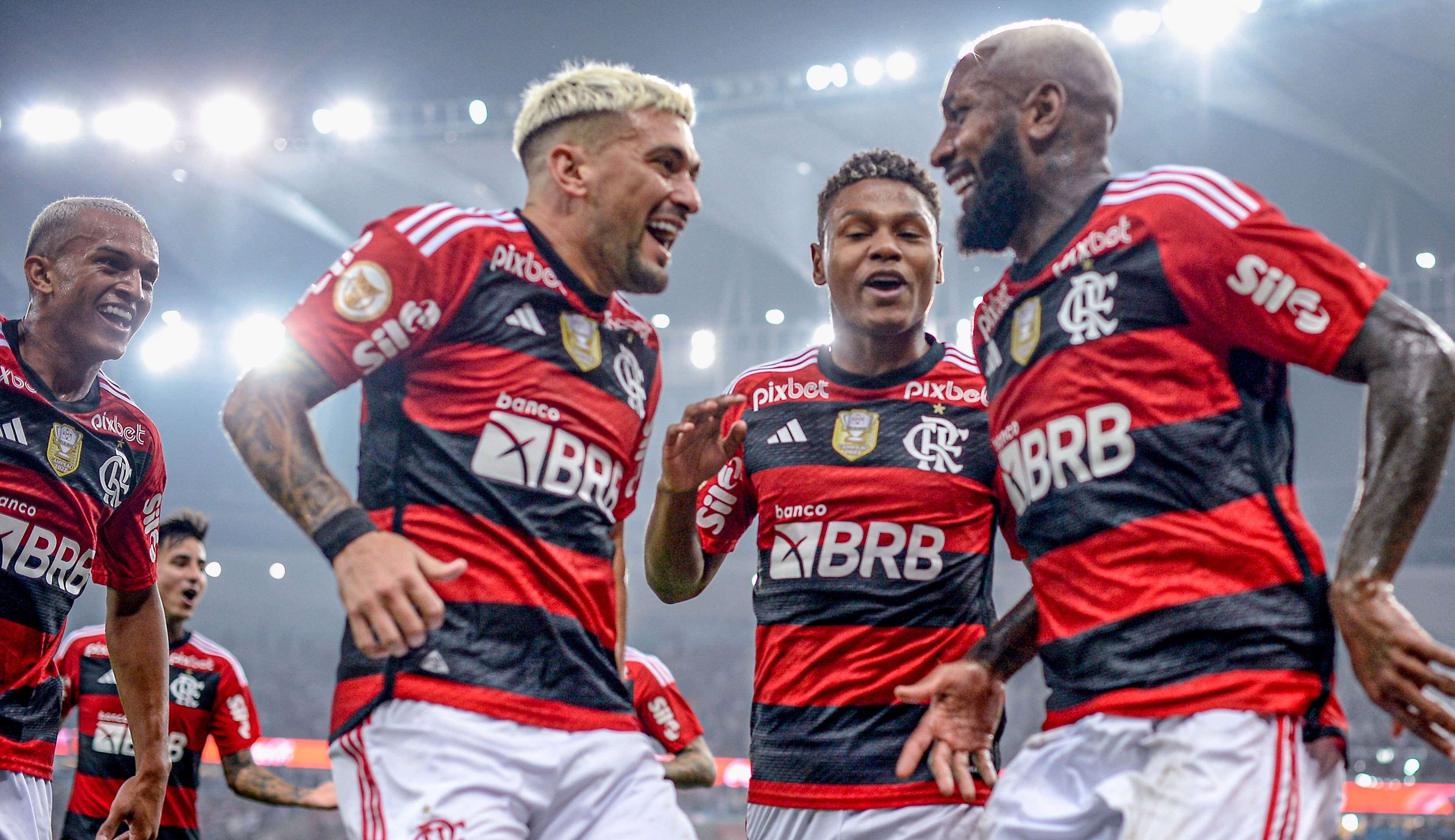 Com primeiro tempo arrasador, Flamengo goleia e aumenta crise no Vasco Lorena Bueri