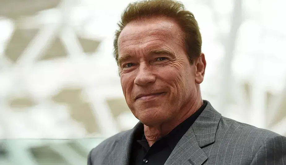 Arnold Schwarzenegger reflete sobre a vida após a morte em entrevista Lorena Bueri