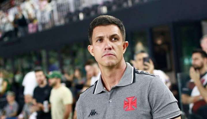 Técnico do Vasco sofre com protestos da torcida após derrota contra o Flamengo  Lorena Bueri