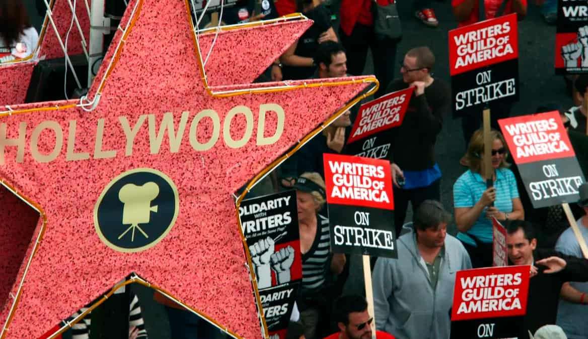 Insatisfação generalizada em Hollywood: atores podem se juntar a greve dos roteiristas  Lorena Bueri
