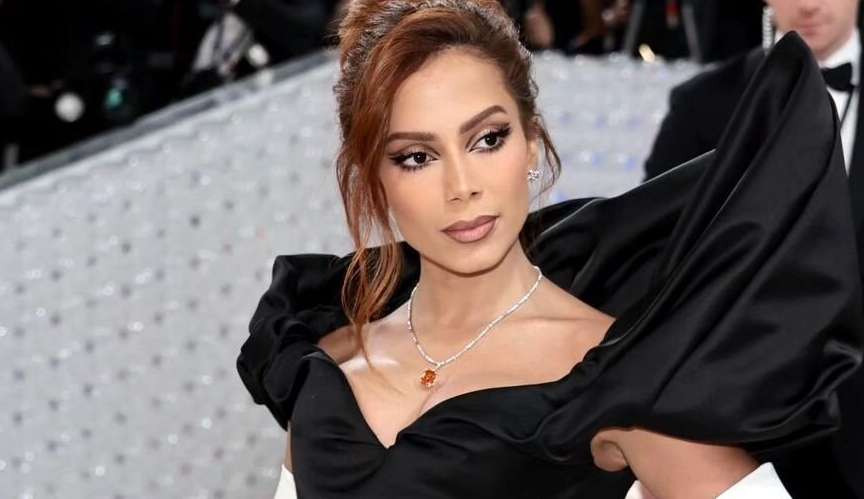 Anitta responde a críticas de skincare feita com seu próprio sangue Lorena Bueri