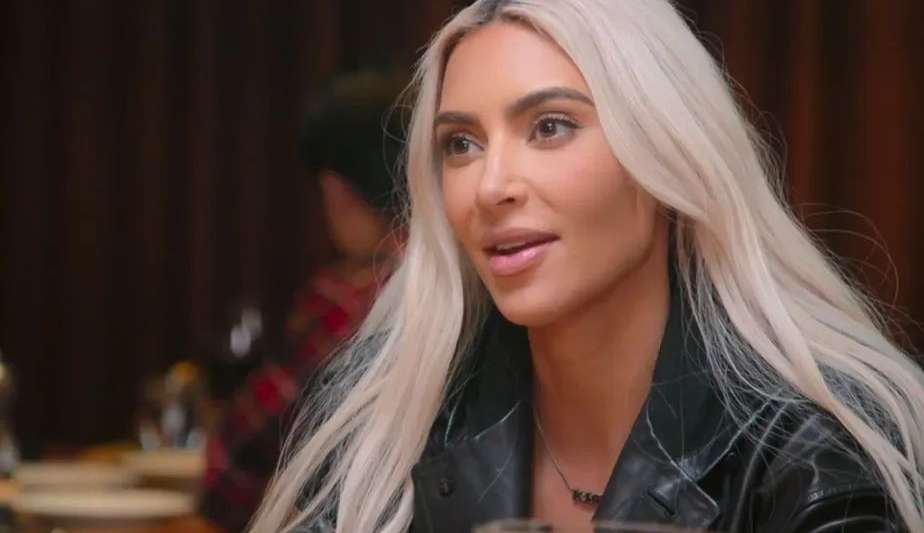 Kim Kardashian admite novo affair, e faz mistério: 'Ele atende aos padrões' Lorena Bueri