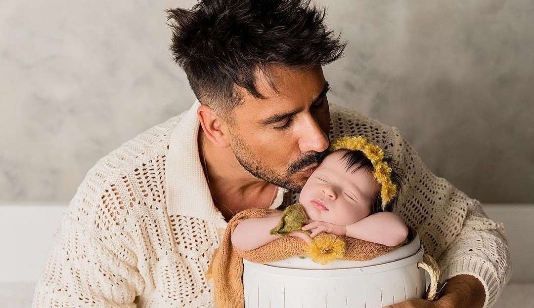 Julio Rocha encanta web ao interagir com a filha recém-nascida e ela sorrir Lorena Bueri