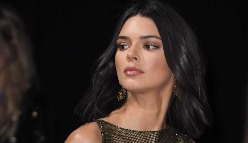 Kendall Jenner quebra barreiras da moda com seus vestidos transparentes Lorena Bueri