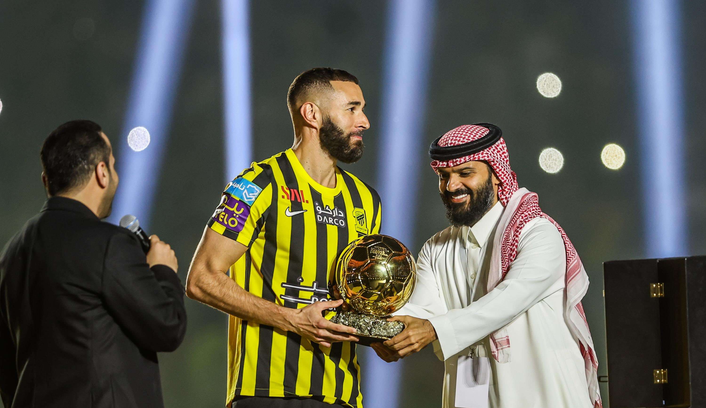 Exibindo a Bola de Ouro, Benzema é apresentado no Al-Ittihad Lorena Bueri