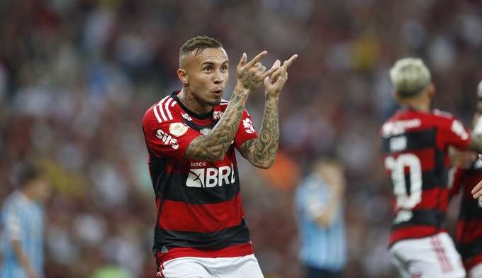 Flamengo vence o Grêmio em casa com direito a 'lei do ex' Lorena Bueri