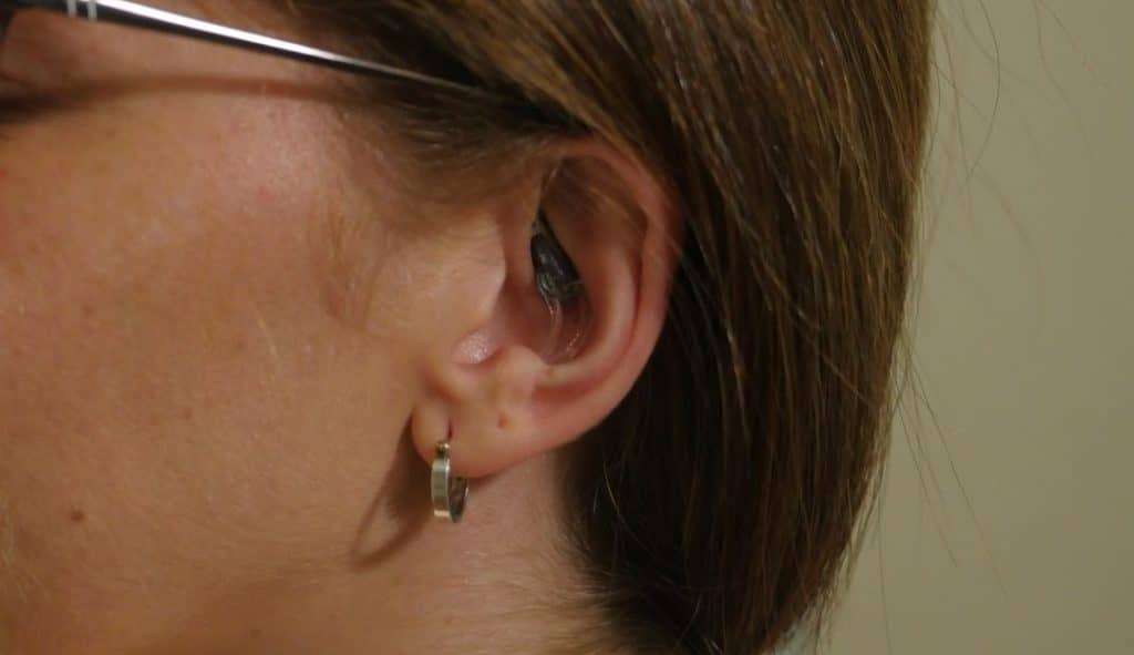 Novo aparelho de ouvido rastreia fluxo cerebral para prever desmaios Lorena Bueri