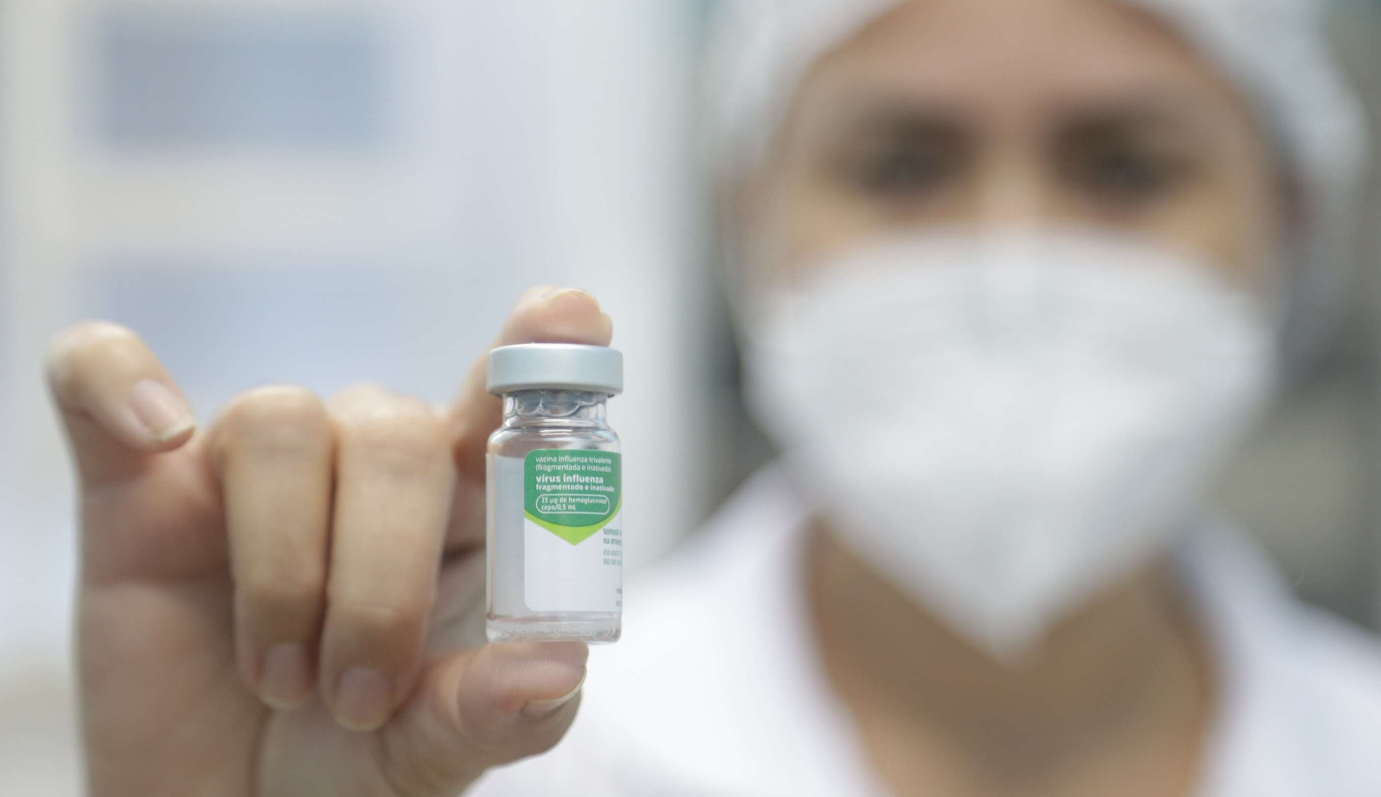 Vacinas contra gripe e covid-19: entenda as reações e os cuidados Lorena Bueri