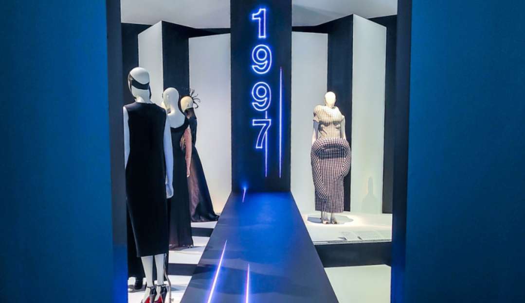 Exposição em Paris recorda os acontecimentos na moda de 1997  Lorena Bueri