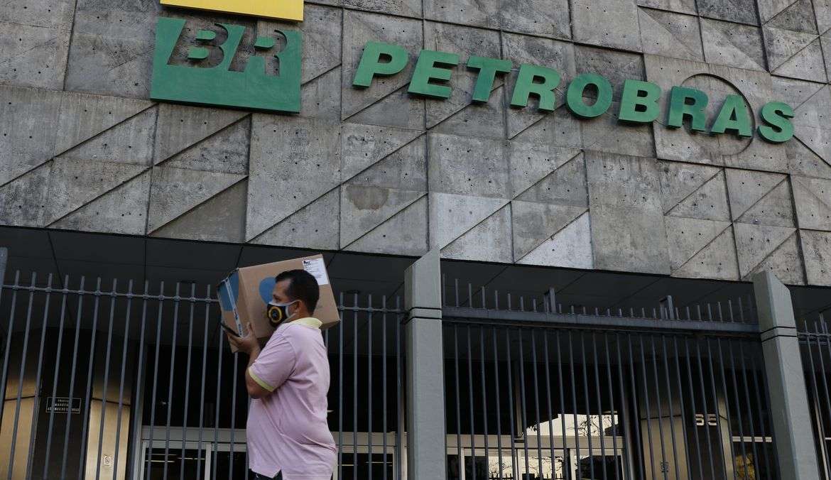 Petrobras anuncia redução de 4,66% no preço da gasolina para distribuidoras Lorena Bueri