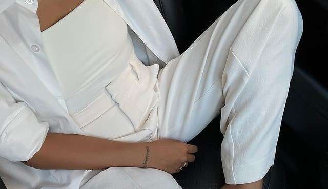 Calça de alfaiataria branca é aposta para compor o seu look Lorena Bueri