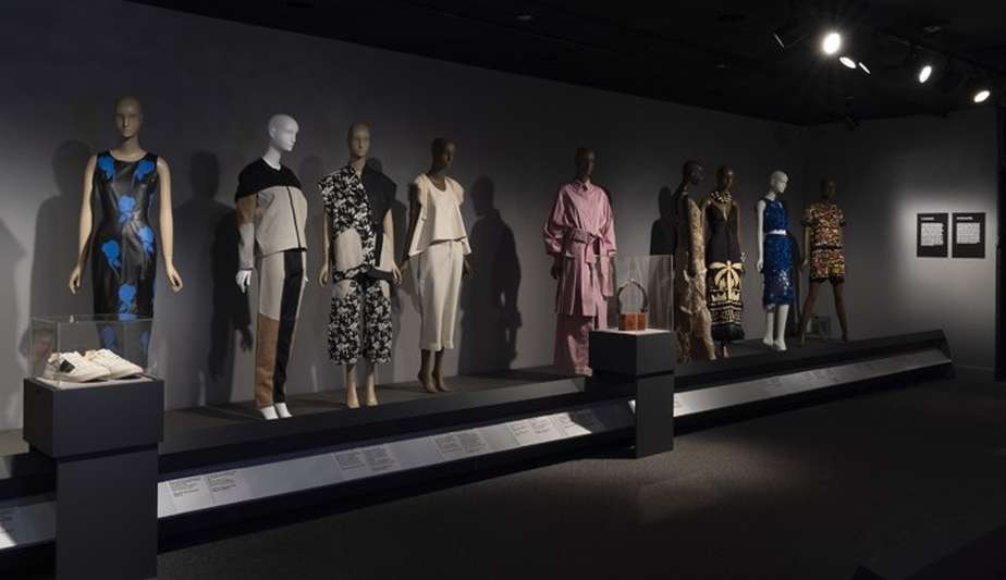 Museu em New York exibe criações de designers brasileiros para celebrar a cultura Latina  Lorena Bueri