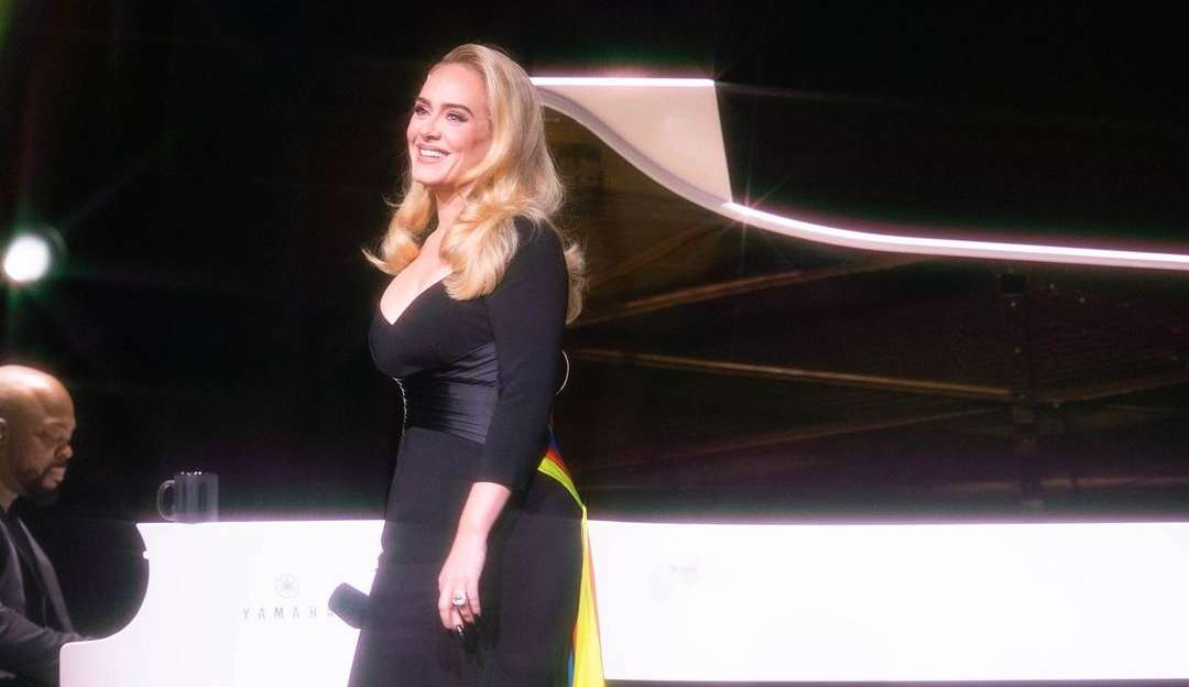 Adele revela problema de saúde causado por cinta modeladora Lorena Bueri