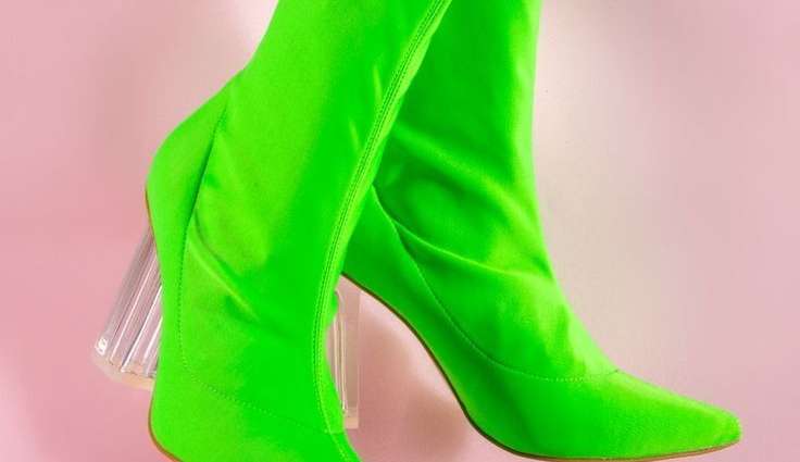 Sapatos coloridos no inverno: conheça os calçados em alta na moda   Lorena Bueri