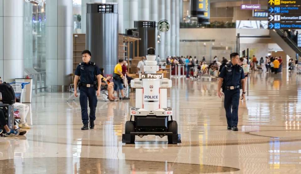 Aeroporto de Singapura reforça segurança com robôs de mais de 2 metros de altura Lorena Bueri