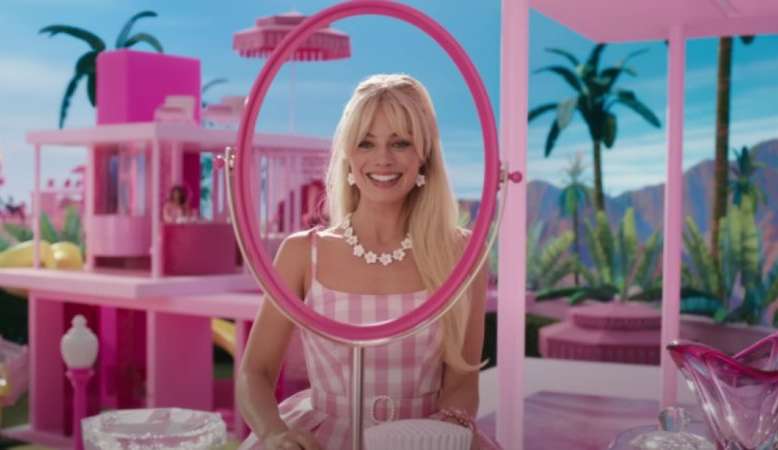 Margot Robbie mostra detalhes da casa da Barbie em vídeo Lorena Bueri