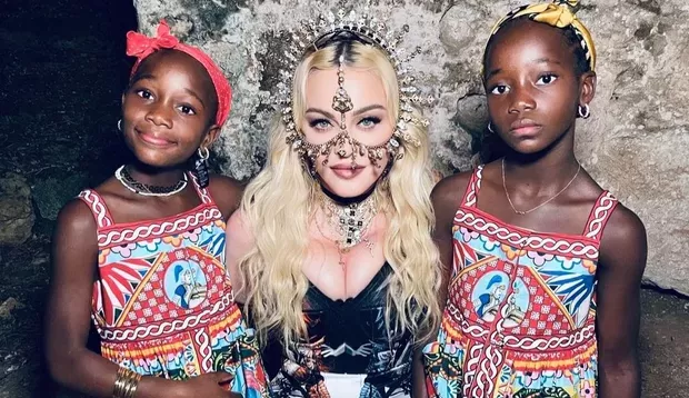 Madonna comemora formatura de filhas gêmeas Stella e Estere Lorena Bueri