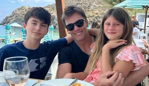 Tom Brady curte férias na Grécia com os filhos Lorena Bueri